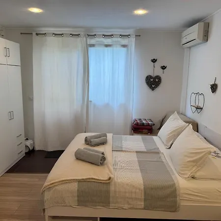 Lynn Apartment *